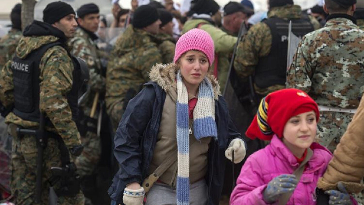 Dos ni&ntilde;as en la frontera de Macedonia