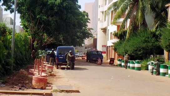 Momento de la intervención el el hotel de Mali atacado Momento de la intervención el el hotel de Mali atacado