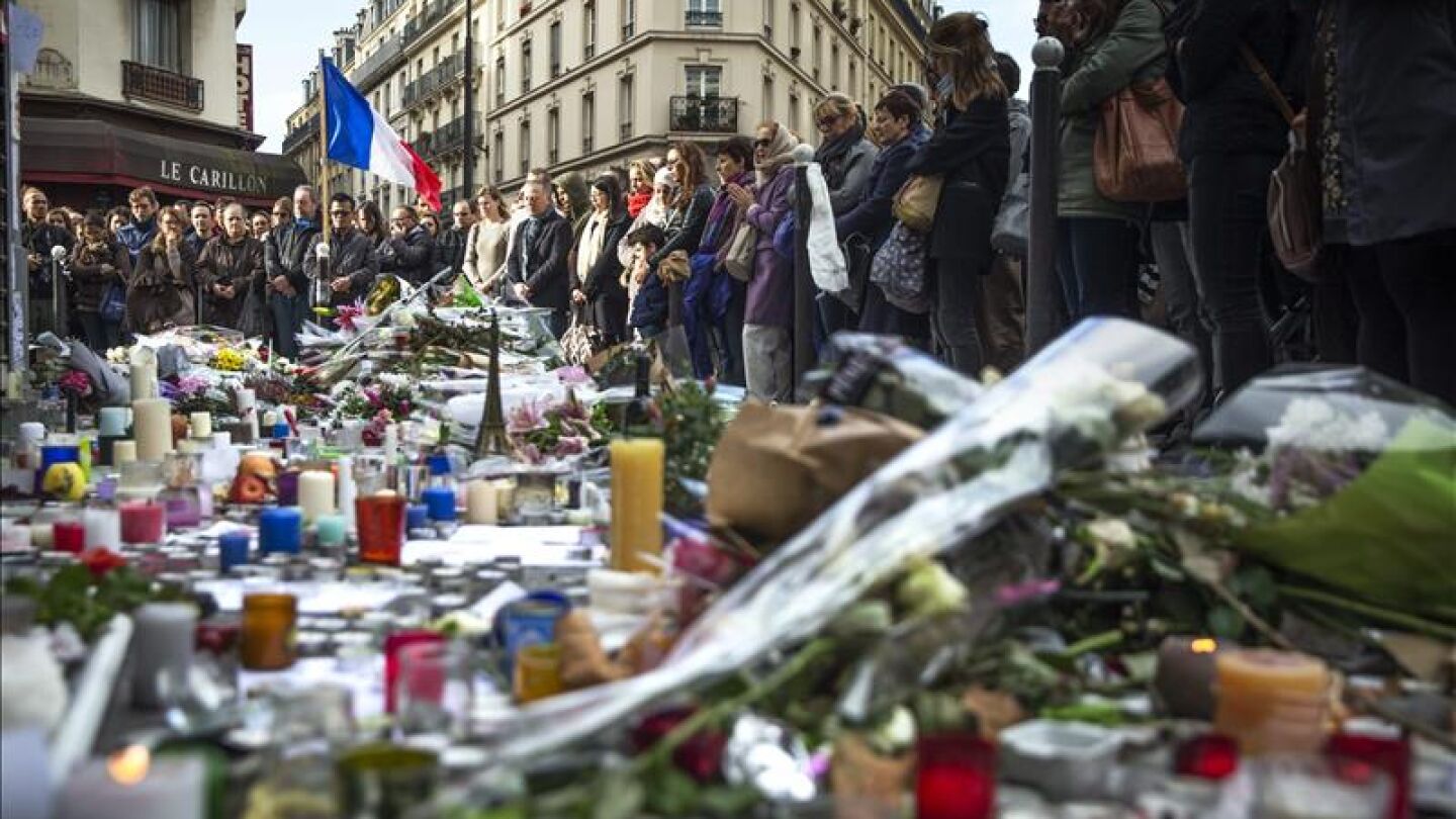 Homenaje en Par&iacute;s a las v&iacute;ctimas de los ataques