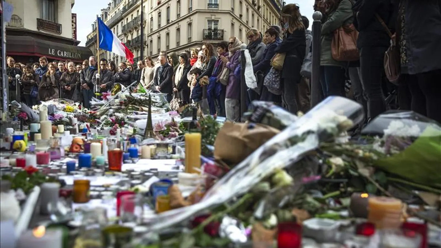 Homenaje en París a las víctimas de los ataques Homenaje en París a las víctimas de los ataques