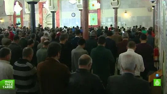 musulmanes rezando en una mezquita musulmanes rezando en una mezquita