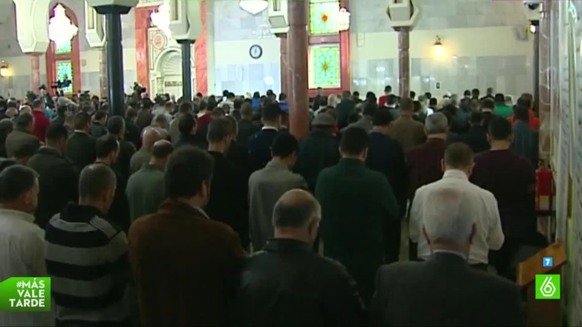 musulmanes rezando en una mezquita