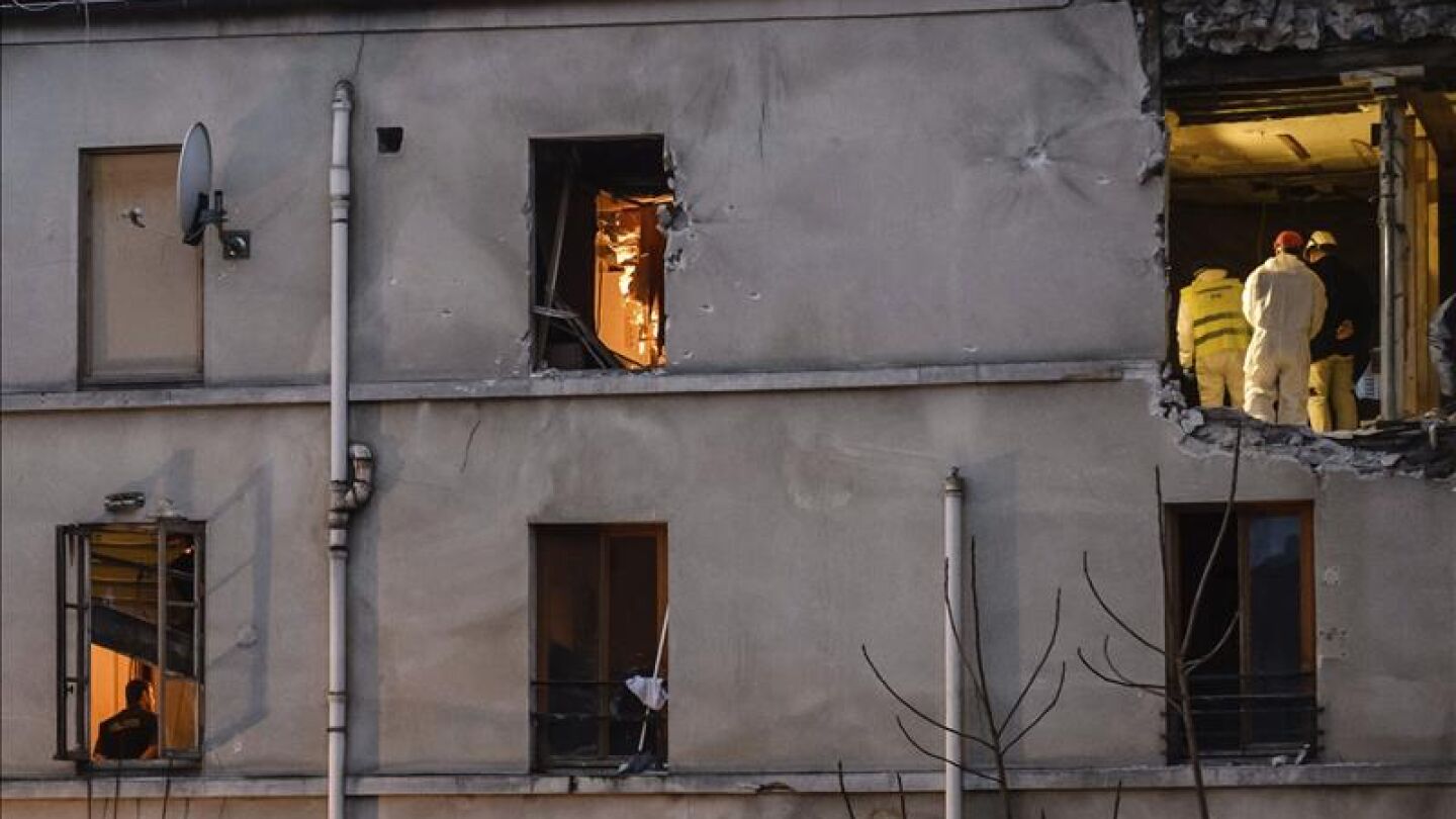 Miembros de la polic&iacute;a inspeccionan el piso en Saint-Denis