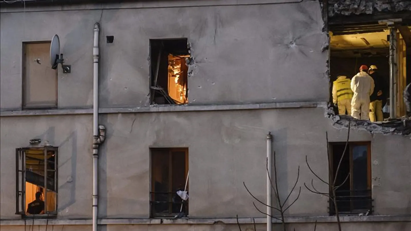 Miembros de la policía inspeccionan el piso en Saint-Denis Miembros de la policía inspeccionan el piso en Saint-Denis