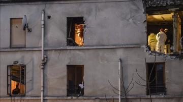 Miembros de la policía inspeccionan el piso en Saint-Denis