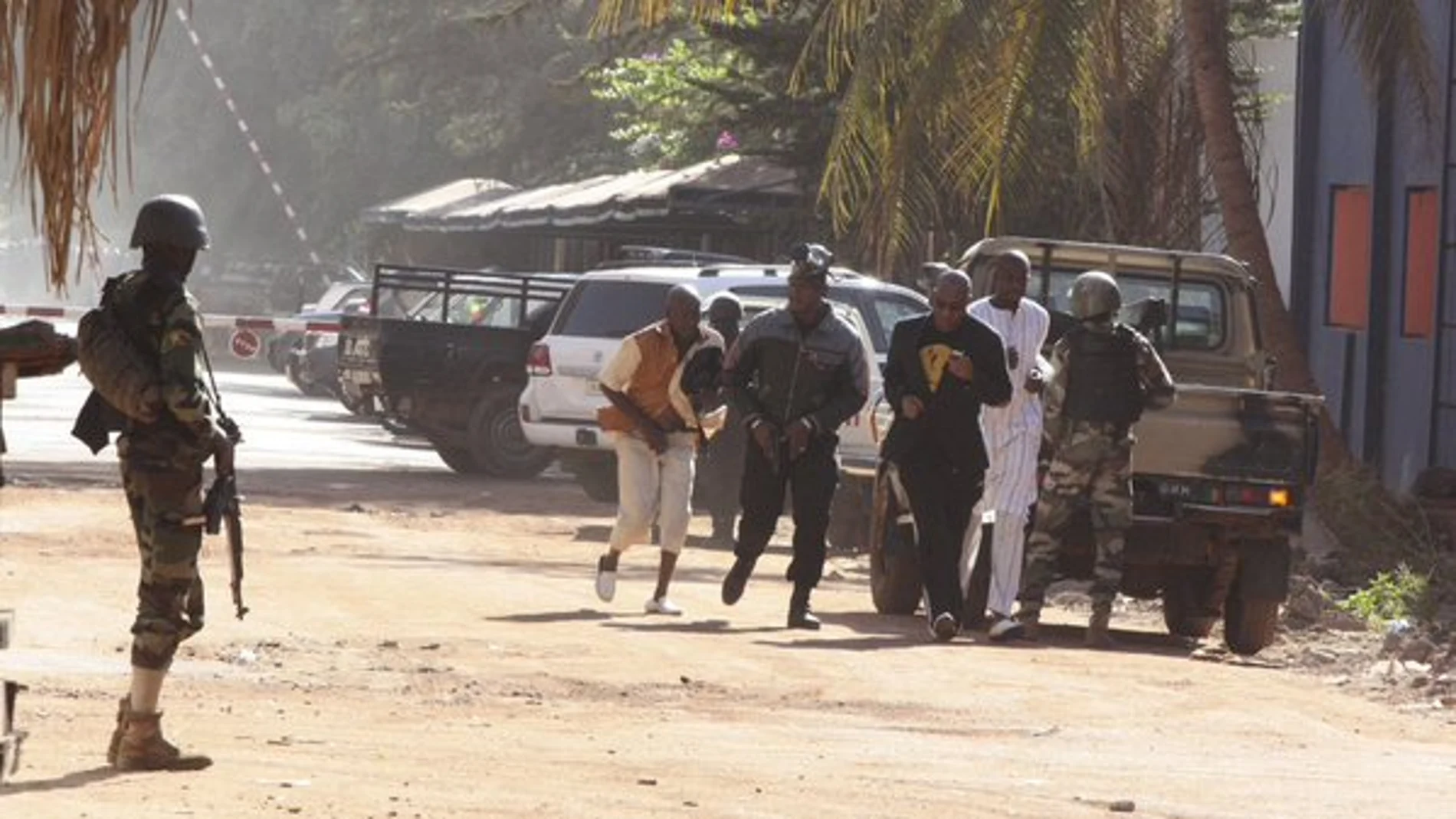 Militares de Malí durante el asalto al hotel de Bamako