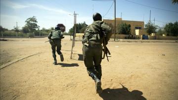 Fuerzas malienses durante enfrentamientos con militantes islamistas