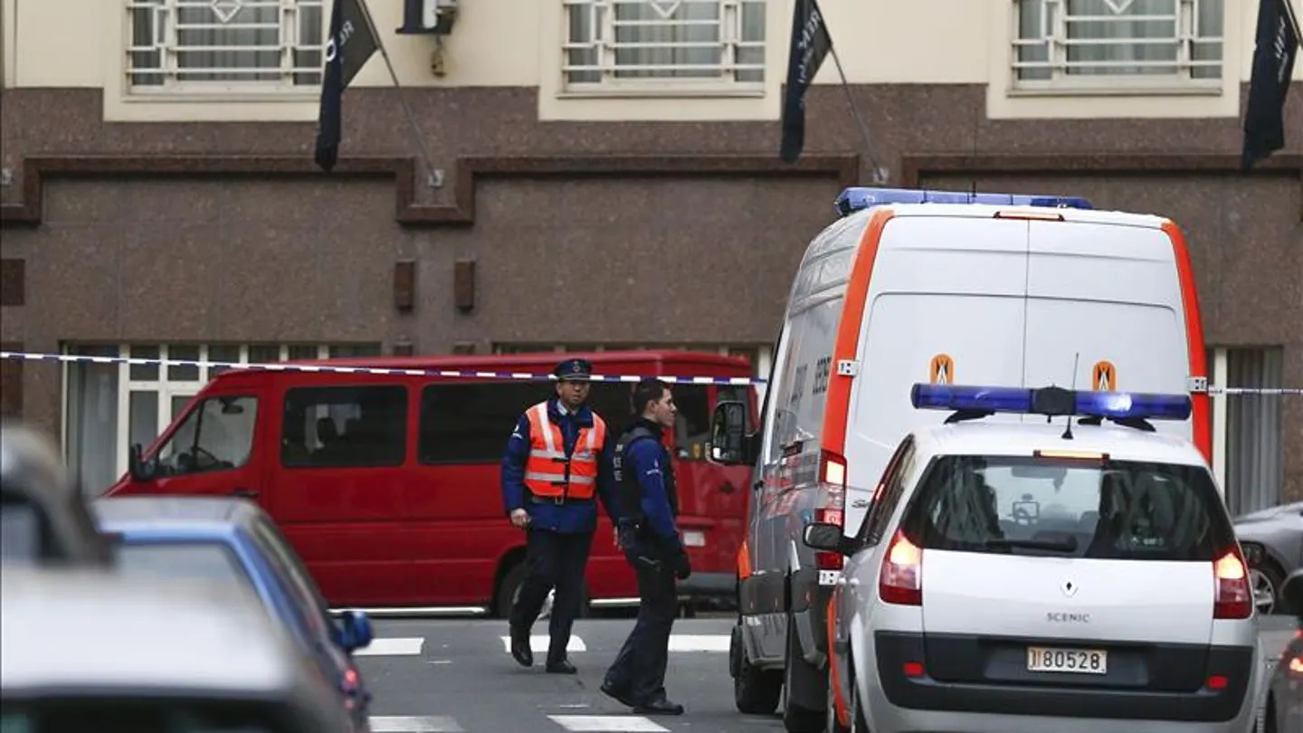 Un vehículo sospechoso es acordonado por la policía cerca del Parlamento Europeo Un vehículo sospechoso es acordonado por la policía cerca del Parlamento Europeo