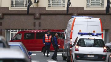Un vehículo sospechoso es acordonado por la policía cerca del Parlamento Europeo