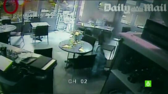 Imagen de uno de los restaurantes afectado por los atentados en Par&iacute;s