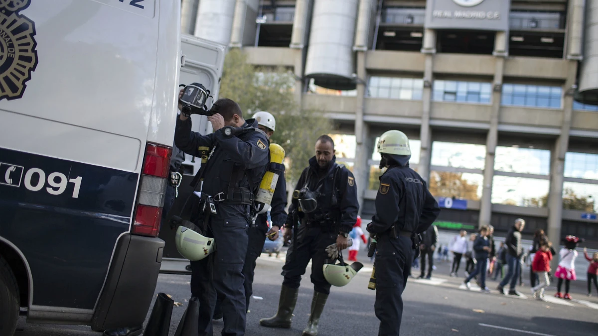 La Policía, en los alrededores del Santiago Bernabéu La Policía, en los alrededores del Santiago Bernabéu