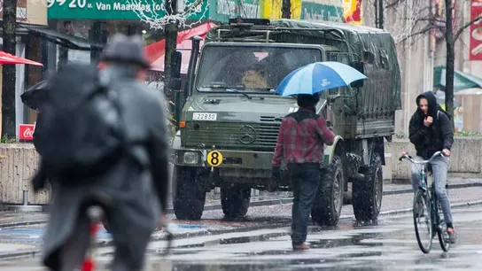 Un camión militar patrulla por las calles de Bruselas Un camión militar patrulla por las calles de Bruselas