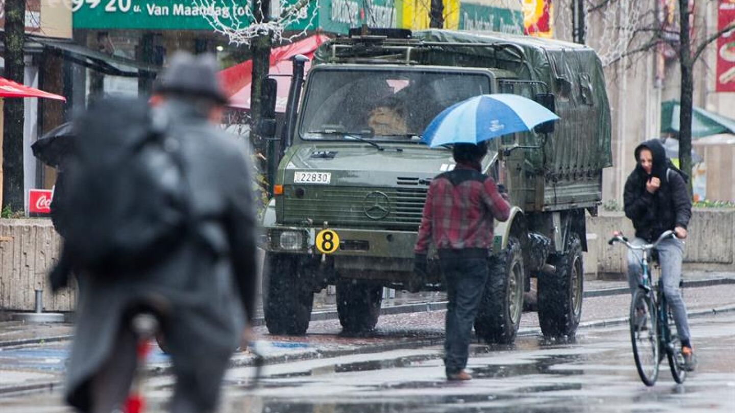 Un cami&oacute;n militar patrulla por las calles de Bruselas