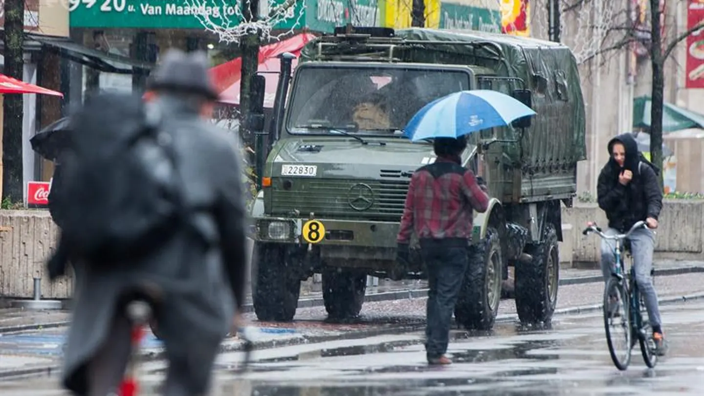 Un camión militar patrulla por las calles de Bruselas Un camión militar patrulla por las calles de Bruselas
