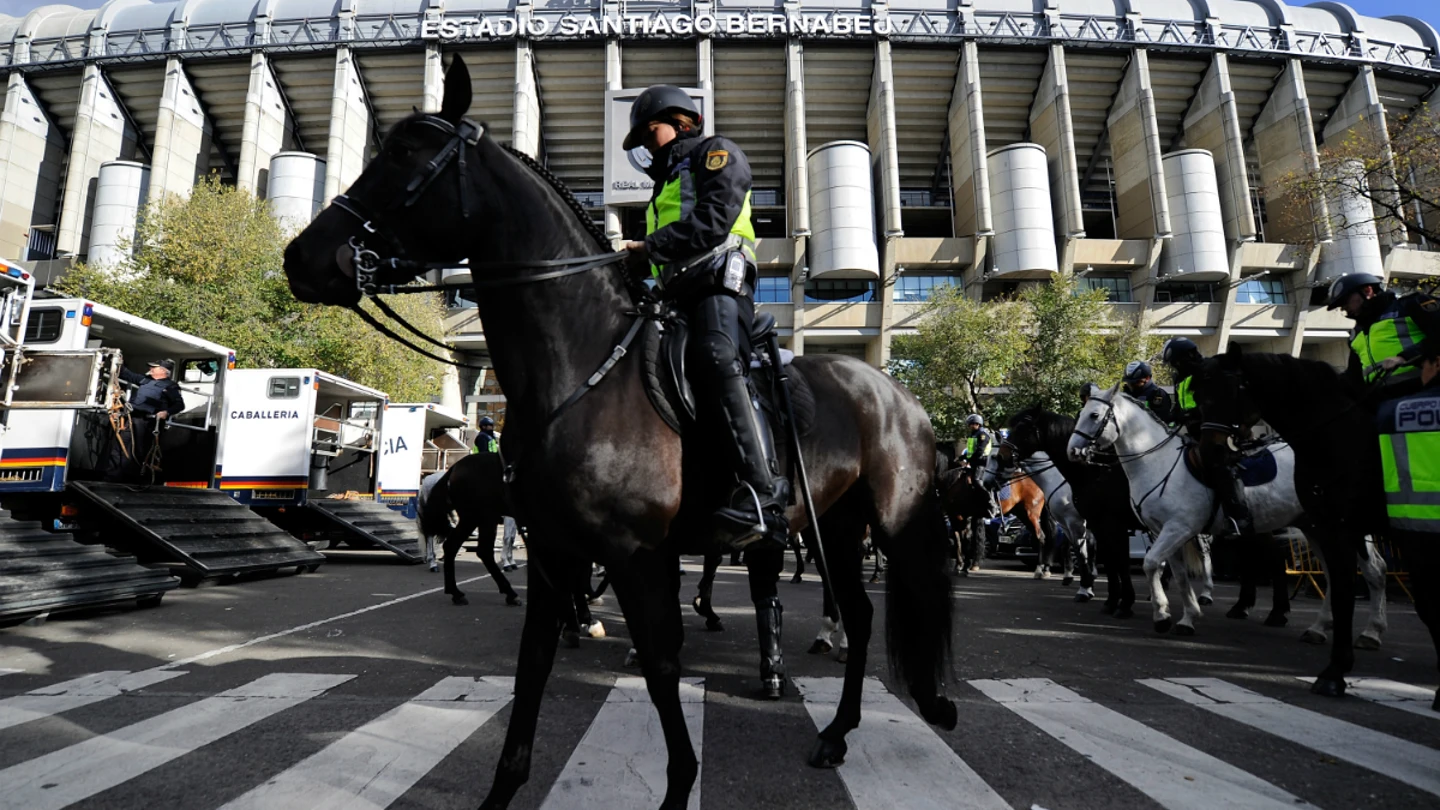 La Policía, en los alrededores del Santiago Bernabéu La Policía, en los alrededores del Santiago Bernabéu