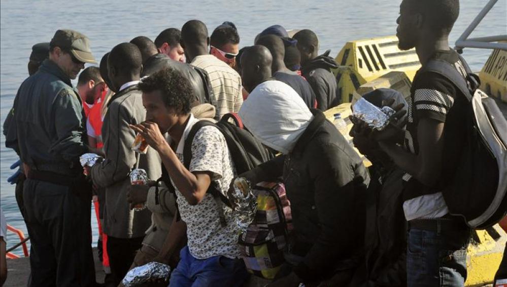 Un grupo de 16 inmigrantes desembarca en Ceuta 