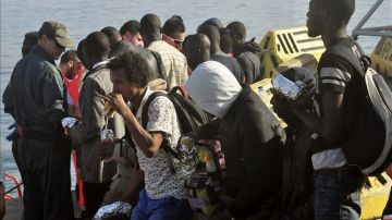 Un grupo de 16 inmigrantes desembarca en Ceuta 