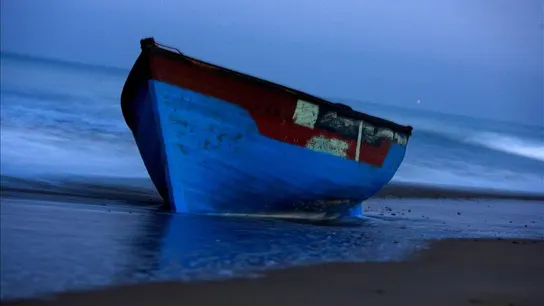 Vista del frontal de una patera que llego con inmigrantes a las costas de Cádiz Vista del frontal de una patera que llego con inmigrantes a las costas de Cádiz