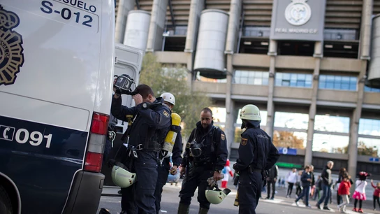 Agentes de Policía, alrededor del estadio Santiago Bernabéu Agentes de Policía, alrededor del estadio Santiago Bernabéu