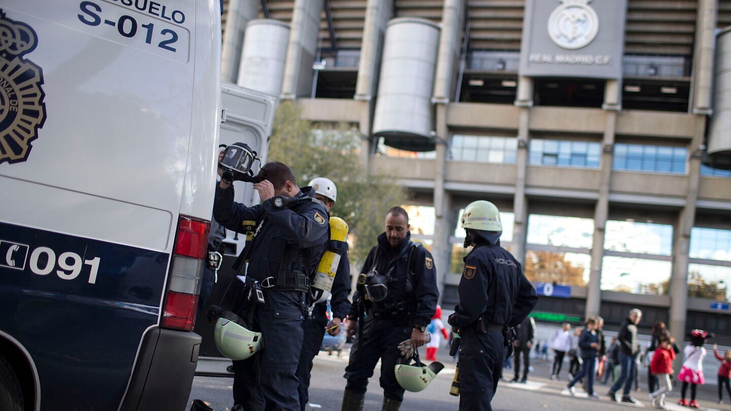 Agentes de Polic&iacute;a, alrededor del estadio Santiago Bernab&eacute;u