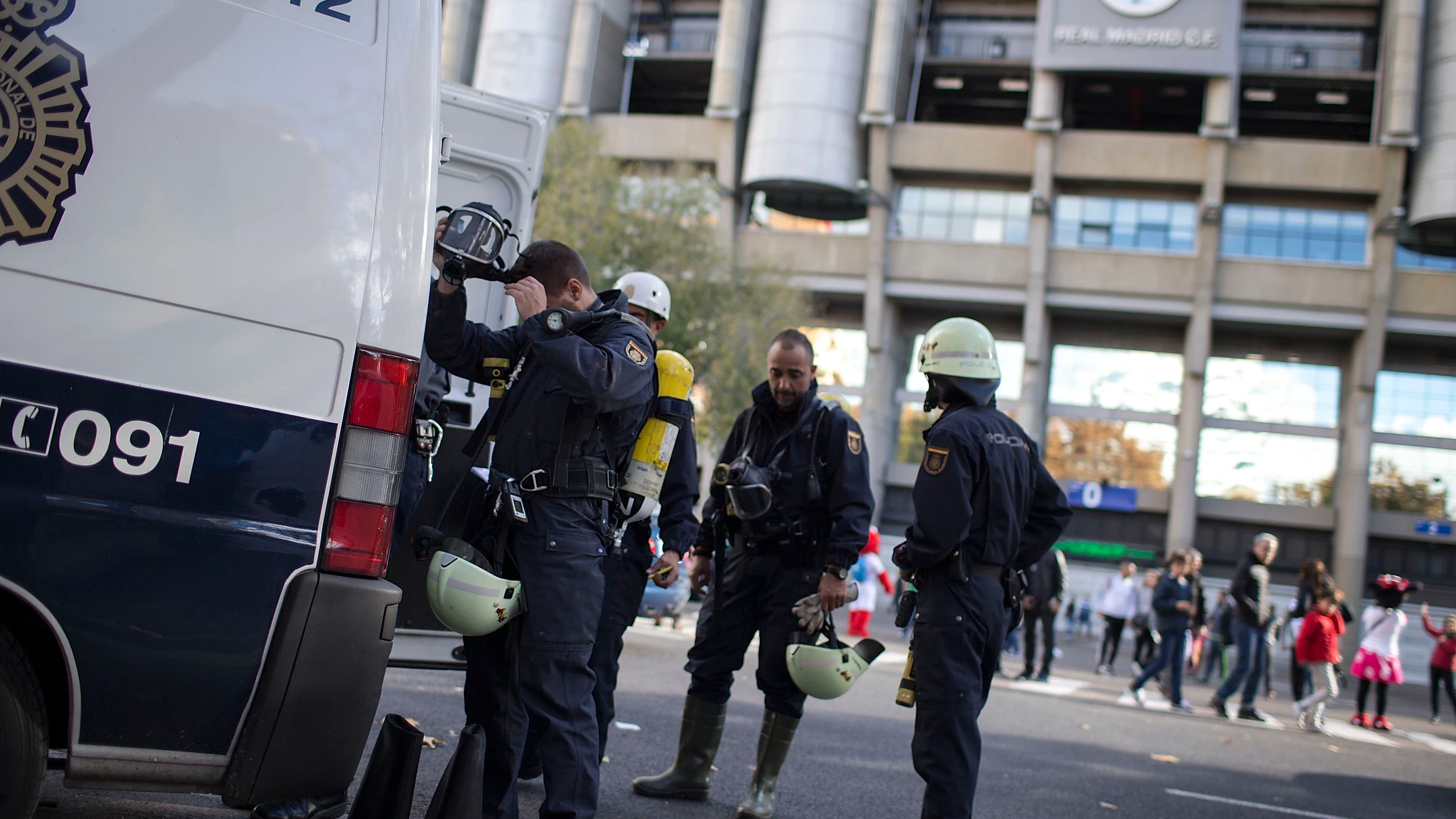 Agentes de Policía, alrededor del estadio Santiago Bernabéu