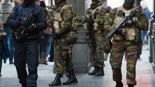 Agentes de la Policía y soldados custodian las calles de Bruselas Agentes de la Policía y soldados custodian las calles de Bruselas
