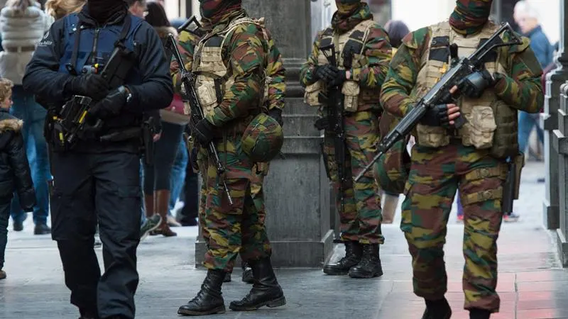 Agentes de la Policía y soldados custodian las calles de Bruselas