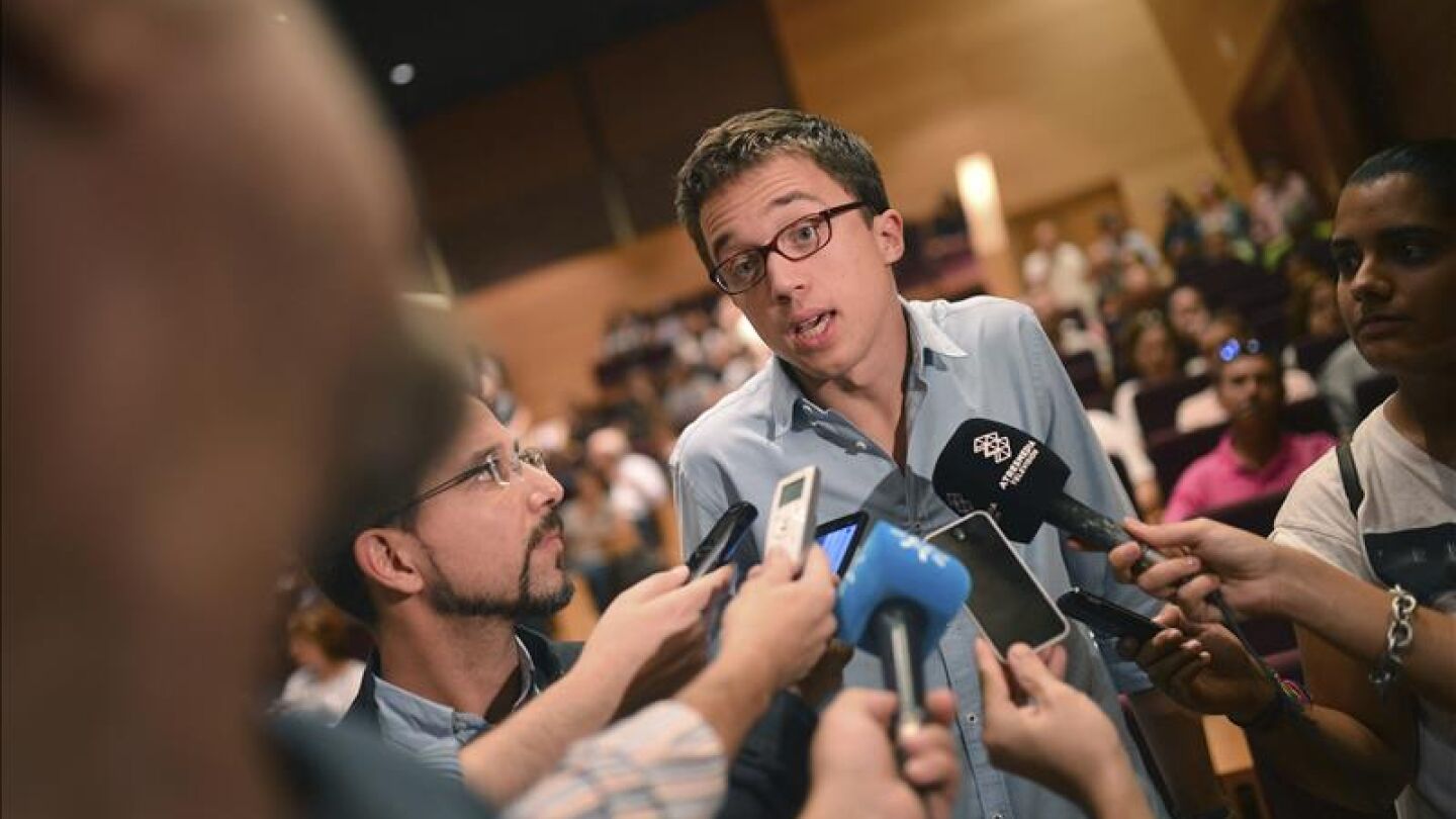 &Iacute;&ntilde;igo Errej&oacute;n atendiendo a los medios