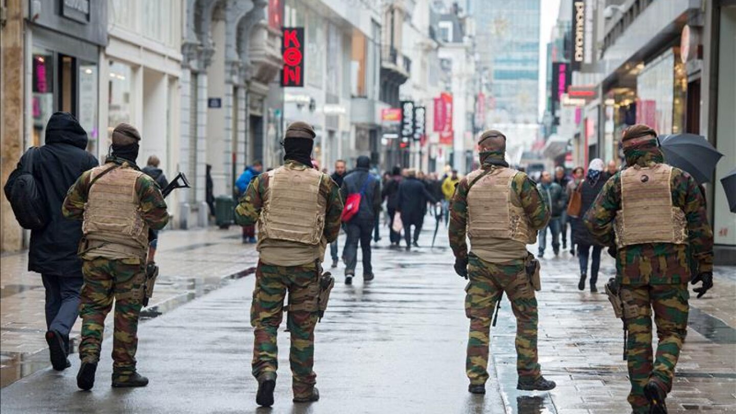 Las fuerzas de seguridad belga vigilan las calle de Bruselas