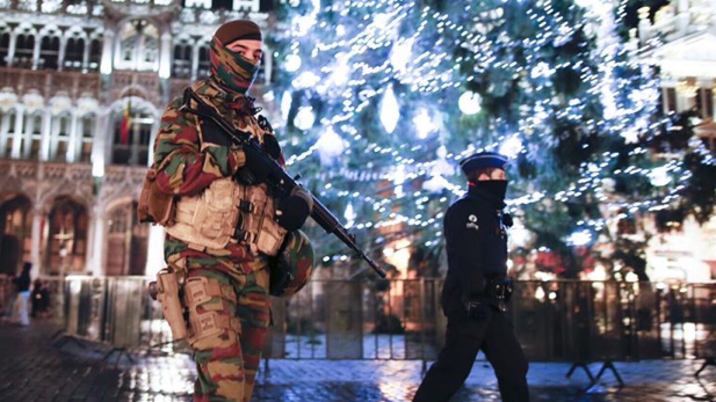 Un militar y un polic&iacute;a en Bruselas