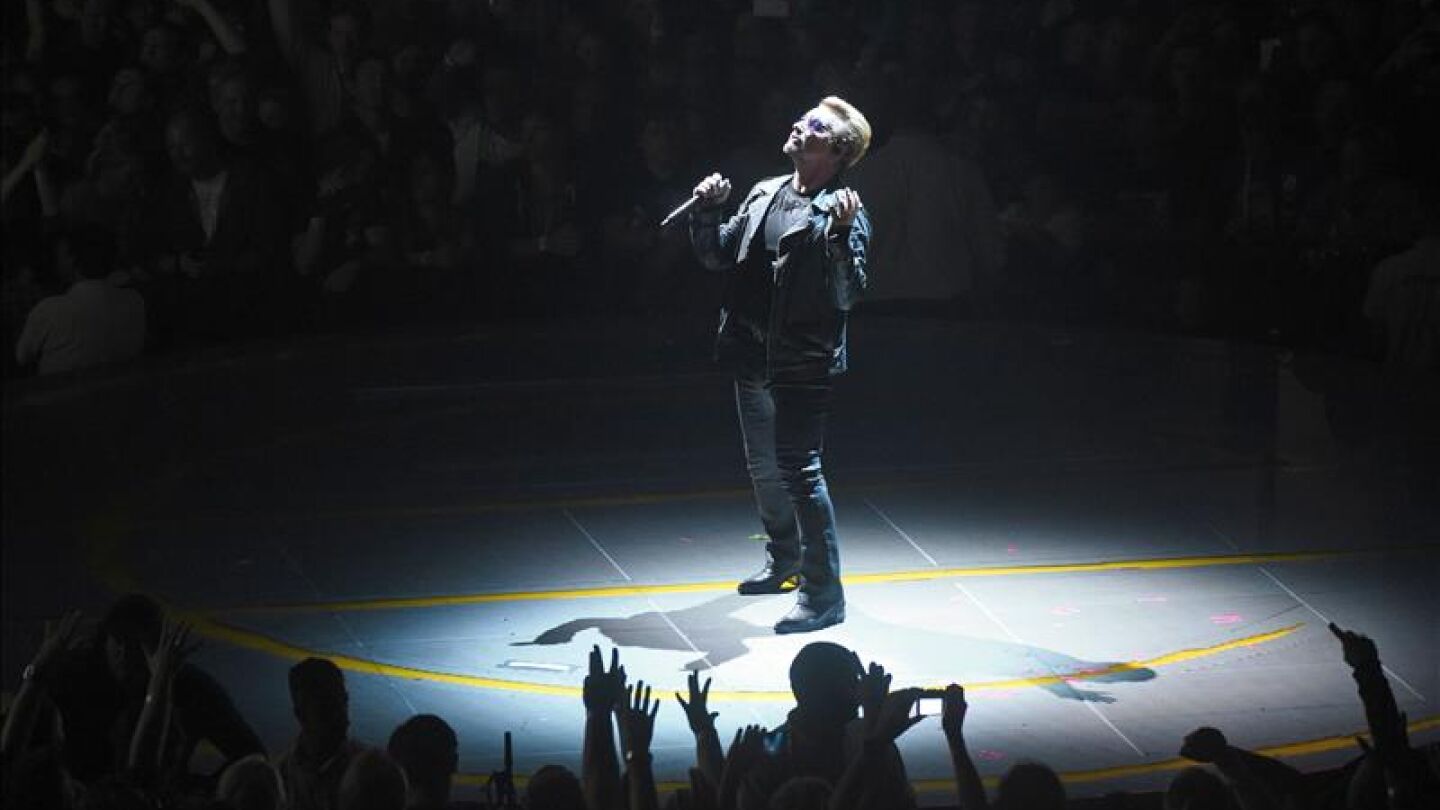 El cantante de U2 Bono durante un concierto.