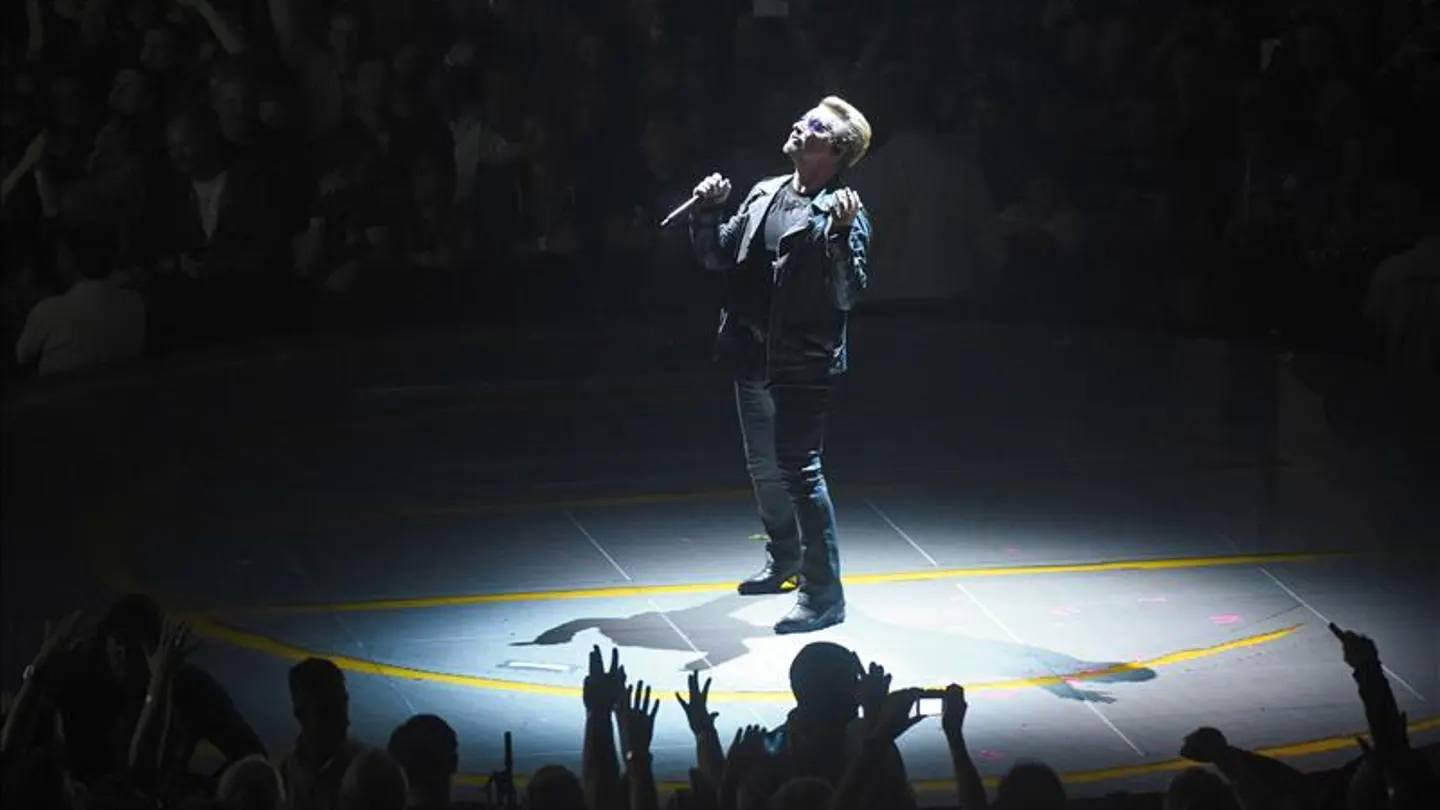 El cantante de U2 Bono durante un concierto. El cantante de U2 Bono durante un concierto.
