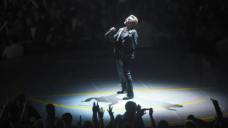 El cantante de U2 Bono durante un concierto.