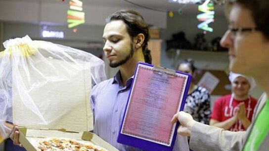 Un joven ruso se casa con una pizza