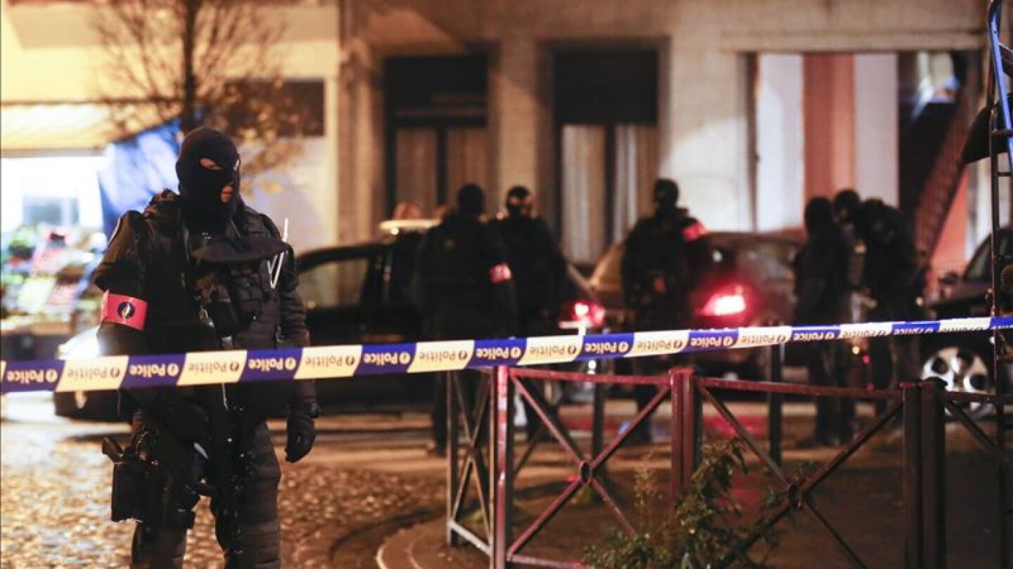 Fuerzas de seguridad belgas durante la operaci&oacute;n policial en Molenbeek