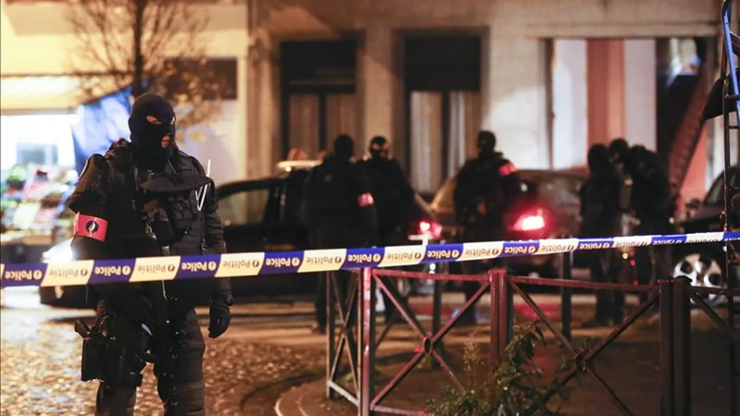 Fuerzas de seguridad belgas durante la operación policial en Molenbeek Fuerzas de seguridad belgas durante la operación policial en Molenbeek