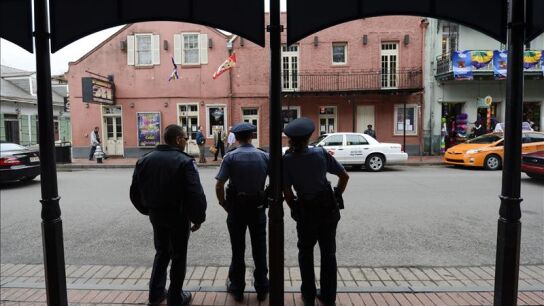 Oficiales de polic&iacute;a hacen guardia en el barrio French Quarter de Nueva Orleans