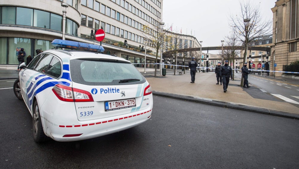 Agentes de policía patrullan las calles de Bélgica.