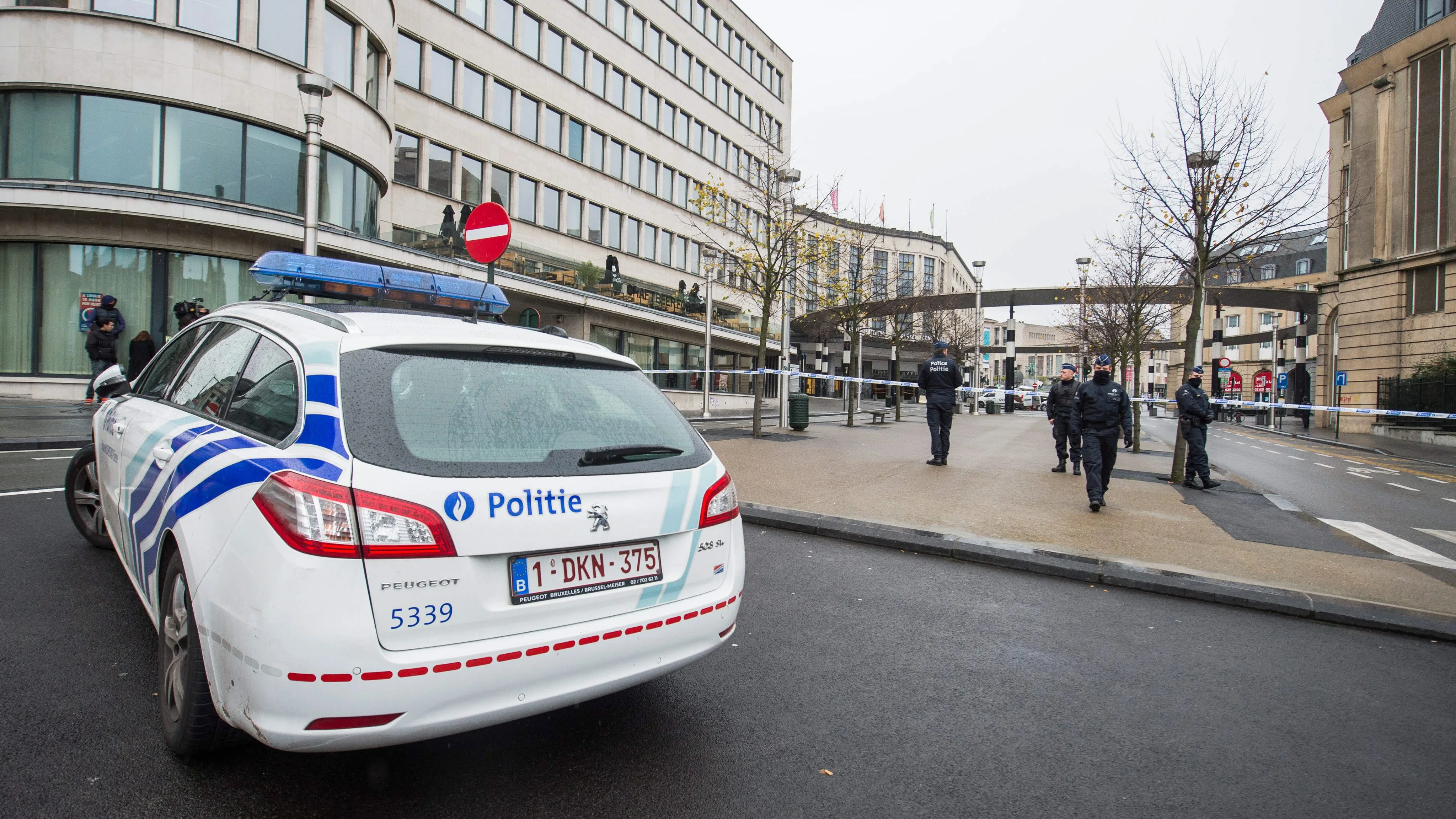 Agentes de policía patrullan las calles de Bélgica.