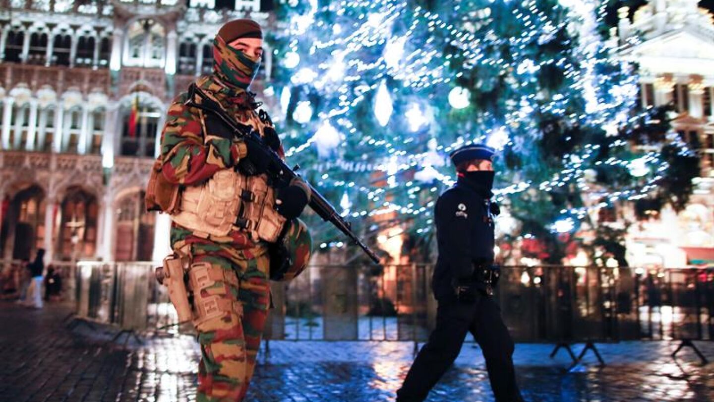 Un soldado y un polic&iacute;a belgas vigilan en la Grand Place de Bruselas
