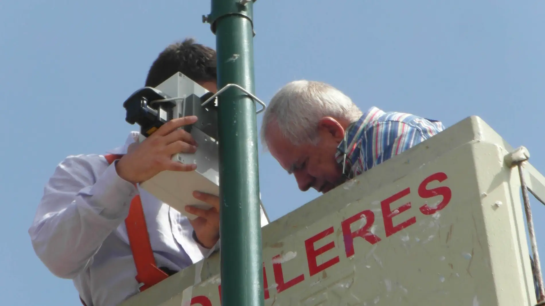 Instalación de uno de los sensores, en c