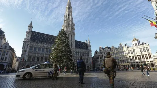 Policías y solados patrullan por la Grand Place de Bruselas Policías y solados patrullan por la Grand Place de Bruselas