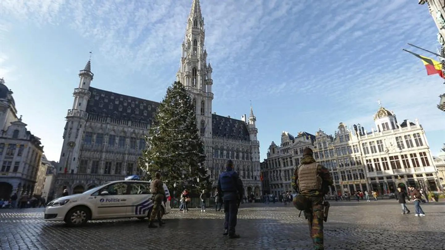 Policías y solados patrullan por la Grand Place de Bruselas Policías y solados patrullan por la Grand Place de Bruselas