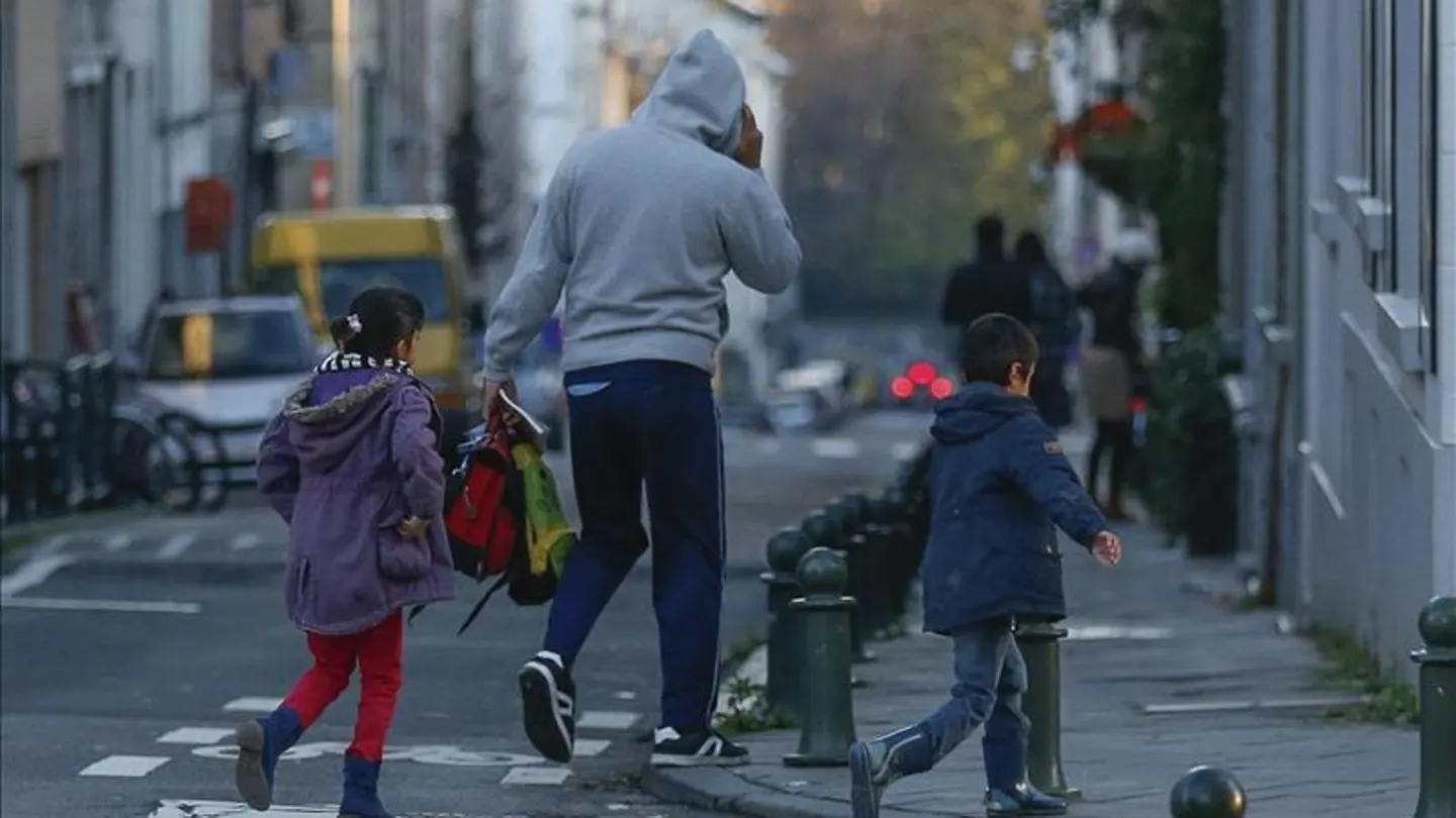 Un padre regresa a casa con sus hijos en Bruselas Un padre regresa a casa con sus hijos en Bruselas