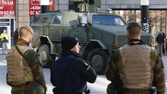 Varios soldados belgas, frente a la estaci&oacute;n central de Bruselas