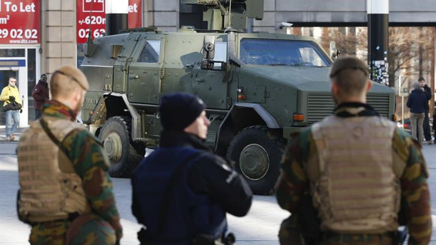 Varios soldados belgas, frente a la estaci&oacute;n central de Bruselas