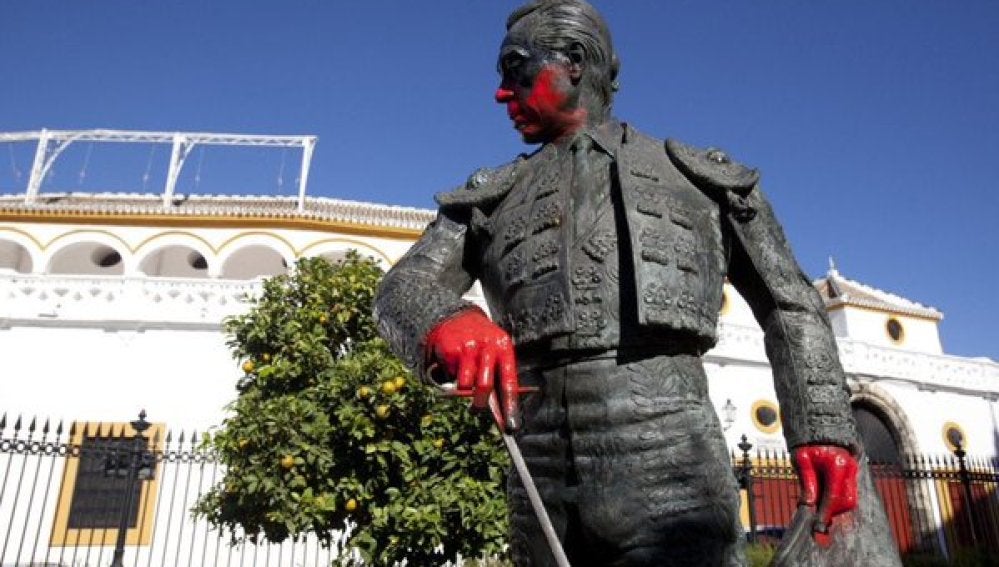 Estatua de Curro Romero en Sevilla pintada de rojo