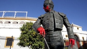 Estatua de Curro Romero en Sevilla pintada de rojo