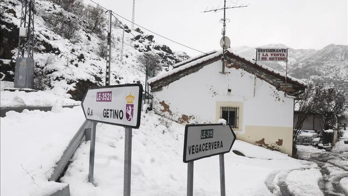 Vista de la localidad de Getino afectada por el temporal de nieve
