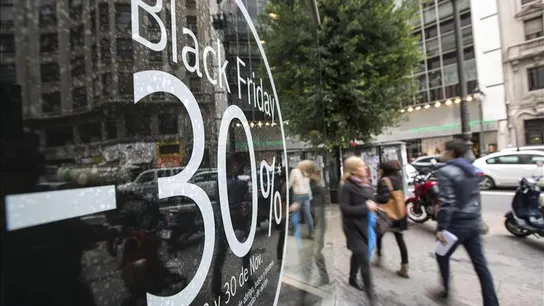 Un escaparate muestra un descuento por el Black friday Un escaparate muestra un descuento por el Black friday